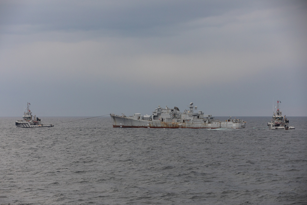 Bilder av den utrangerte fregatten EX KNM Bergen og Slepe fartøyene KNM Mjølner og KNM Sleipner. Den utrangerte fregatten ble brukt som målfartøy for testing av et nytt amerikansk presisjonsvåpen, sluppet fra en B-2 Spirit over Norskehavet utenfor Andøya i Nordland. Foto: Forsvaret.